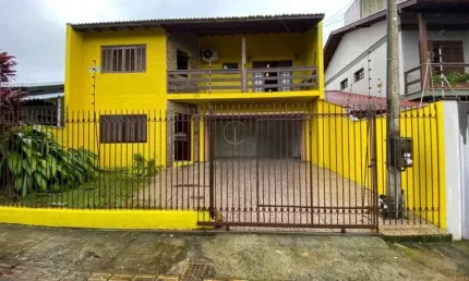 Sobrado com 04 dormitórios, sendo 01 suíte, no moinhos de vento em canoas