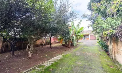 Casa térrea de 03 dormitórios, sendo uma suíte, churrasqueira, vaga de garagem coberta com amplo pátio no bairro nossa senhora das graças