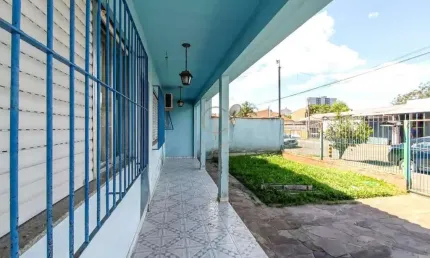 Casa térrea com 04 dormitórios sendo uma suíte, hidro, vaga de garagem  coberta há 5 min. do centro
