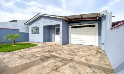 Casa terrea reformada com dois dormitórios, closet, espaço gourmet e 04 vagas de garagens no bairro estância velha