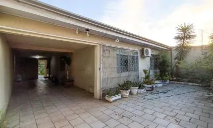 Casa térrea com pintura nova de 03 dormitórios com duas saídas no bairro estância velha