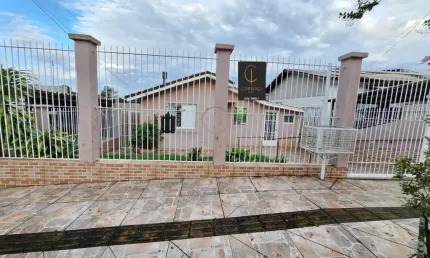 Casa 03 dormitórios , 02 vagas para veículos e anexo nos fundos