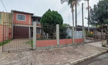 Sobrado de 02 dormitórios, peças amplas, espaço churrasco com 3 vagas de garagens cobertas.