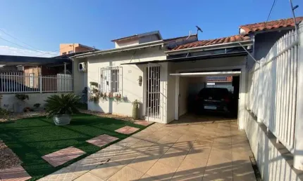Ótima casa de 03 dormitórios com 02 suítes, vaga de garagem coberta e piscina no bairro estância velha