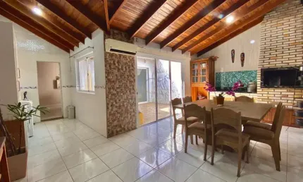 Casa 2 dormitórios - área gourmet - em cond fechado