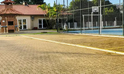 Sobrado em condomínio 02 dormitórios e 01 vaga para veículo no bairro rio branco