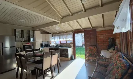 Casa mista de 02 dormitórios com ótimo acabamento e duas vagas de garagens
