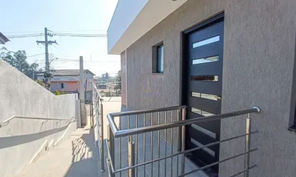 Casa nova de 02 dormitórios com suíte e duas vagas de garagens cobertas no bairro olaria