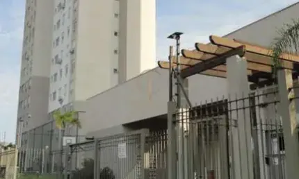 Apartamento de 03 dormitórios 01 suíte, térreo, com 01 vaga para veículo