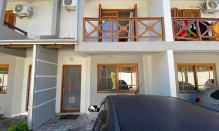 Sobrado em cond. 02 dormitórios, gabinete  e 02 vagas para veículo