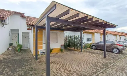 Casa de 03 dormitórios com pátio e 02 vagas de garagens