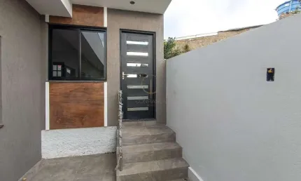 Casa nova de 02 dormitórios com suíte e duas vagas de garagens cobertas no bairro olaria