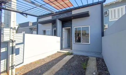 Casa térrea nova com 02 dormitórios, rebaixo de gesso,porcelanato e uma vaga de garagem no bairro olaria