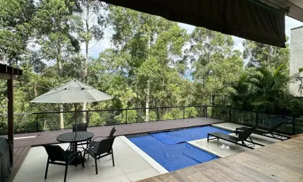 Linda casa com fundo para a mata privativa do condomínio itahyê