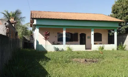 Casa com 2 quartos e quintal amplo à venda, próximo à praia em itaipuaçú.
