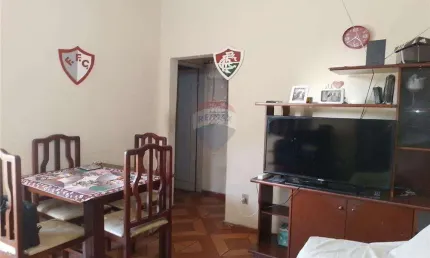 Pequeno sobrado de vila à venda no bairro do encantado, 1 quarto, com terraço