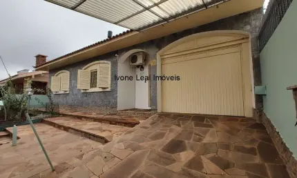 Casa plana, central, com 03 dormitórios, sendo uma suíte e 03 vagas.