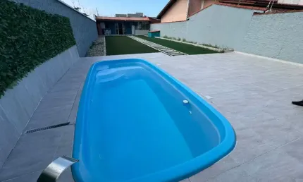 Casa na praia com piscina e 2 quartos em peruíbe por r$ r$ 325.000,00