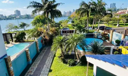 Belíssima casa com piscina as margens da lagoa do violão em torres