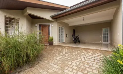 Casa mobiliada no centro de itaúna – 220m², 3 quartos (1 suíte)