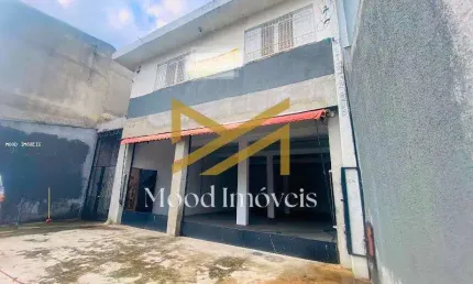 Excelente salão comercial para locação com 106 m² de área útil- possui banheiro e lavabo - portas de aço automatizadas - vaga para 04 veículos grandes na porta do estabelecimento