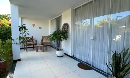 Maravilhosa casa com 03 quartos e piscina em condomínio clube!