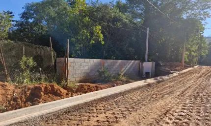 Sao 4 lotes visinhos com 1000 m2 cada
rua em processo de asfalto