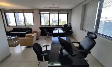 Conjunto de 4 salas comerciais mobiliadas, total de  120 m², localização privilegiada