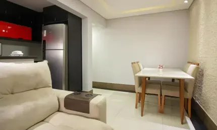 Viva com conforto e comodidade num apartamento semimobiliado, com 2 dormitórios