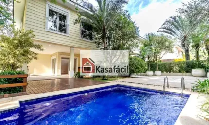 Maravilhosa casa de alto padrão em condomínio fechado.