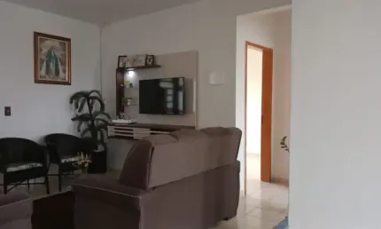 Linda casa a venda no recanto das emas quadra 206 são 2 casas no mesmo lote casa uma com 3 quartos  bom para morar ou investir