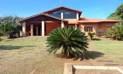 Linda propriedade a venda são 40.000 m² com 3 casas distintas -toda murada estuda troca/permuta em carros ou imóveis escriturados de menor valor