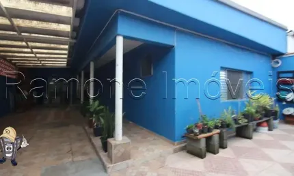 Vende-se casa térrea com 163m2, com 3 dorms e 4 vagas de garagem. localizada no bairro quitaúna em osasco aceita permuta em apto na região.