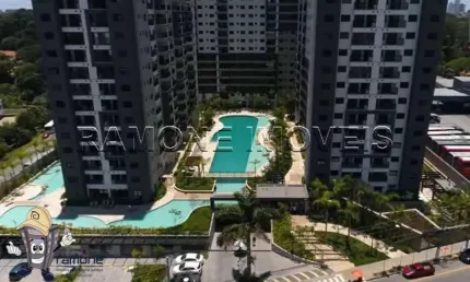 Vende-se lindo apto de 62m2, sendo 2 dormitórios com 1 suite, sala nivelada com a sacada, churrasqueira na varanda, no piscine home resort