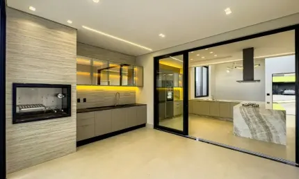 Viva o máximo do luxo, conforto e exclusividade nesta deslumbrante casa térrea
