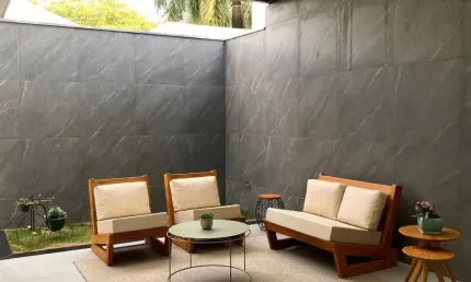 Encante-se com esta bela casa localizada em condomínio fechado, em um local tranquilo e arborizado, com portaria e sistema de câmeras para sua segurança