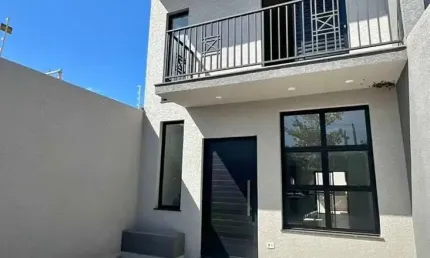 Sobrado moderno à venda no fazendinha – curitiba/pr quintal com espaço para lazer e convivência.