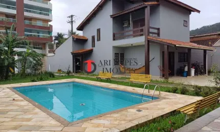Casa com arquitetura exclusiva, piscina e suíte master com closet – 600 m²