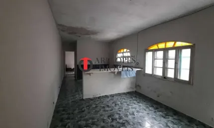 Casa térrea com 2 dormitórios a 950m da praia – oportunidade única