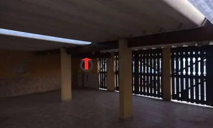 Casa mobiliada com área gourmet e garagem para 4 carros