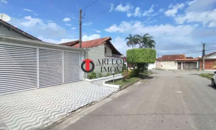 Casa 2 dormitórios e 1 com suíte churrasqueira próxima da praia