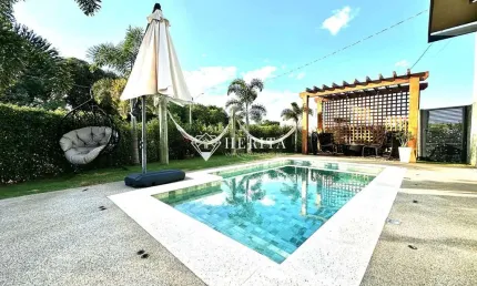 Casa térrea em condomínio com vista permanente para mata e lazer privado