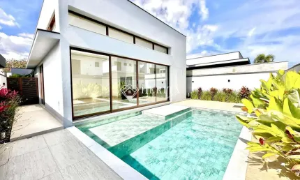 Casa térrea com piscina ampla e 3 suítes, perfeita para seu conforto e lazer