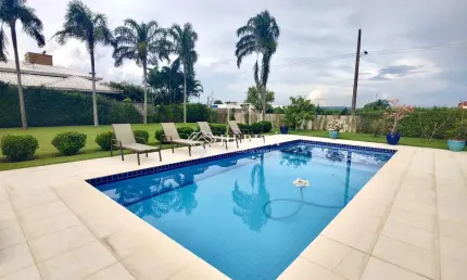Casa de campo espetacular em condomínio próximo ao cacau park!