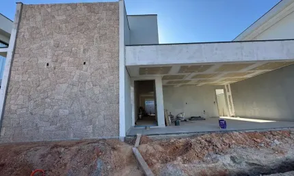 Casa térrea em fase de obra na região do alphaville, aceita permuta