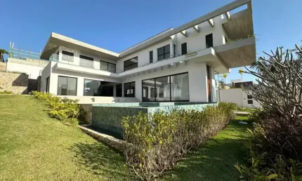 Realize o seu grande sonho: casa luxuosa e espaçosa no condomínio entre verdes, sousas