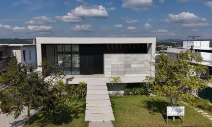 Encante-se com esta incrível residência de alto padrão no condomínio entre verdes, sous