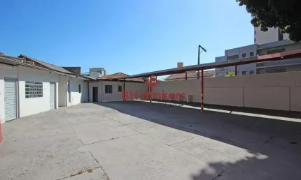 Casa comercial com galpão para alugar no bairro carlos prates!