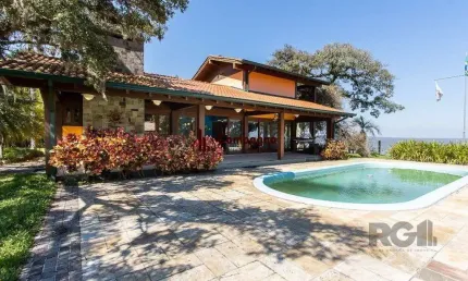 Terreno de 5.200m², rodeado pela natureza, possuindo 482m² de área construída