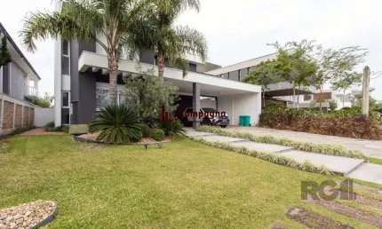 Casa com  3 suítes no piso superior, mais 1 suíte no primeiro pavimento.